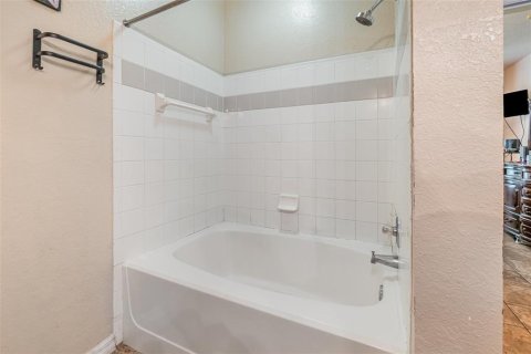 Condo in Orlando, Florida, 2 bedrooms  № 1869499 - photo 12
