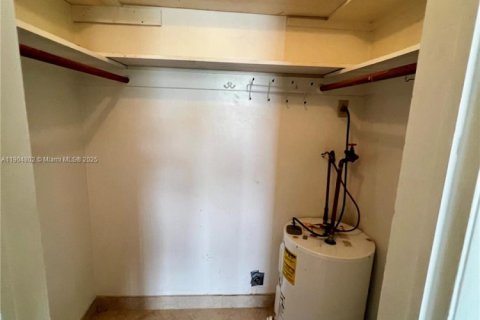 Купить кондоминиум в Холливуд, Флорида 2 спальни, 83.61м2, № 2012944 - фото 13