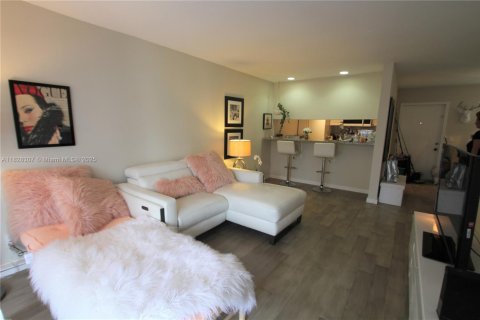Купить кондоминиум в Бока-Ратон, Флорида 1 комната, 73.86м2, № 1799234 - фото 1