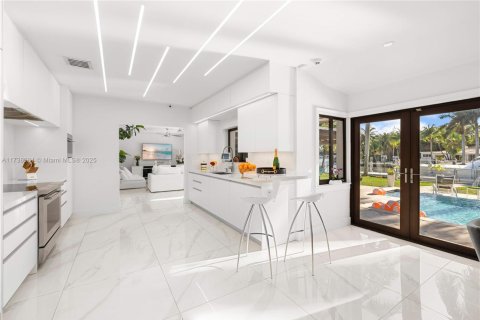 Casa en venta en Miami, Florida, 3 dormitorios, 265.7 m2 № 1735688 - foto 13