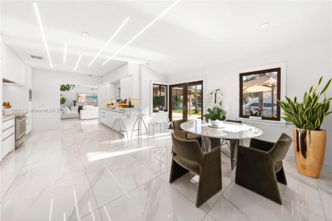Casa en venta en Miami, Florida, 3 dormitorios, 265.7 m2 № 1735688 - foto 11