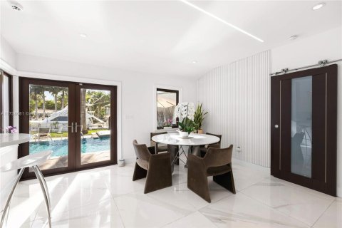 Casa en venta en Miami, Florida, 3 dormitorios, 265.7 m2 № 1735688 - foto 14