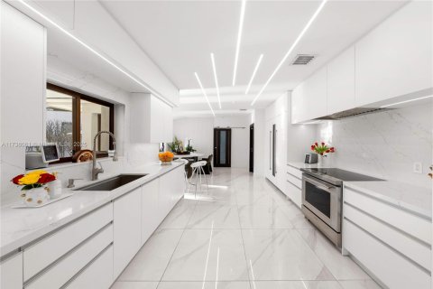 Casa en venta en Miami, Florida, 3 dormitorios, 265.7 m2 № 1735688 - foto 8
