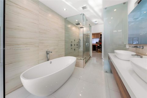 Casa en venta en Miami, Florida, 3 dormitorios, 265.7 m2 № 1735688 - foto 18