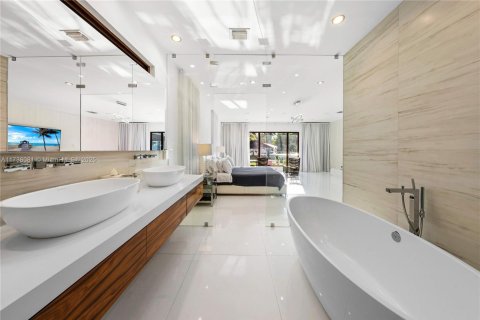 Casa en venta en Miami, Florida, 3 dormitorios, 265.7 m2 № 1735688 - foto 19