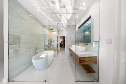 Casa en venta en Miami, Florida, 3 dormitorios, 265.7 m2 № 1735688 - foto 17
