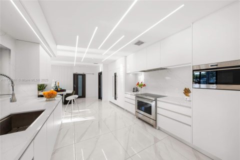 Casa en venta en Miami, Florida, 3 dormitorios, 265.7 m2 № 1735688 - foto 9