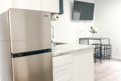 Снять в аренду виллу или дом в Майами, Флорида 1 спальня, 97.18м2, № 1992497 - фото 2