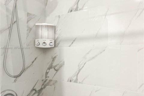 Снять в аренду виллу или дом в Майами, Флорида 1 спальня, 97.18м2, № 1992497 - фото 16