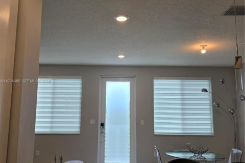 Condo in Doral, Florida, 3 bedrooms in LANDMARK  № 2058468 - photo 3