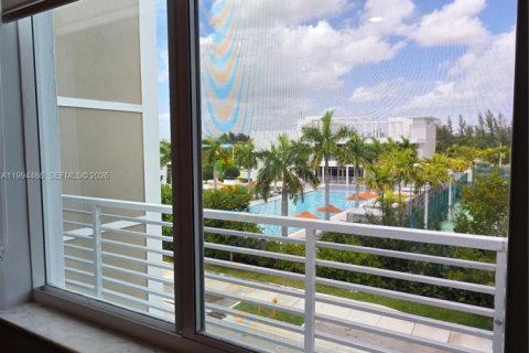 Condo in Doral, Florida, 3 bedrooms in LANDMARK  № 2058468 - photo 28