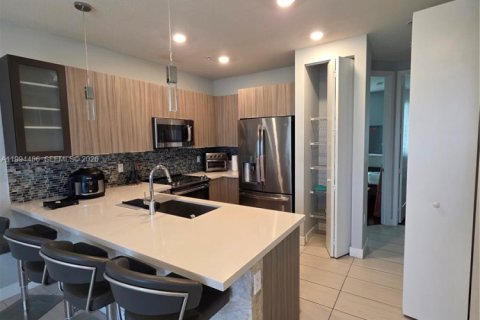 Condo in Doral, Florida, 3 bedrooms in LANDMARK  № 2058468 - photo 9