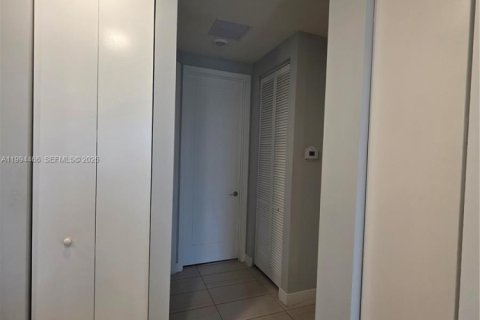 Condo in Doral, Florida, 3 bedrooms in LANDMARK  № 2058468 - photo 18