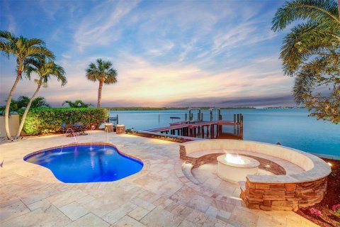 Casa en venta en Saint Petersburg, Florida, 4 dormitorios, 374.21 m2 № 1570062 - foto 1