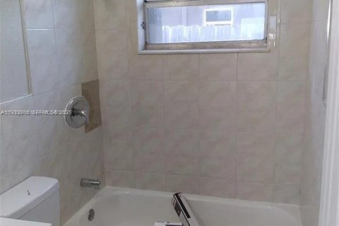 Propiedad comercial en venta en Fort Lauderdale, Florida, 116.13 m2 № 1992249 - foto 4