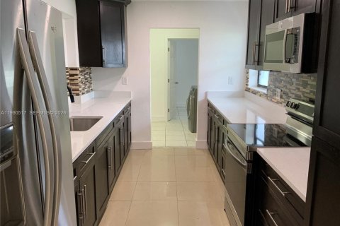 Casa en venta en Miami Gardens, Florida, 3 dormitorios, 188.87 m2 № 2055577 - foto 6