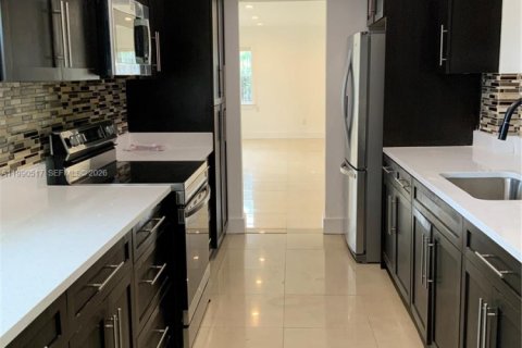 Casa en venta en Miami Gardens, Florida, 3 dormitorios, 188.87 m2 № 2055577 - foto 2