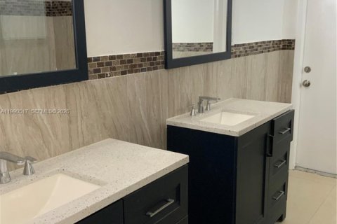 Casa en venta en Miami Gardens, Florida, 3 dormitorios, 188.87 m2 № 2055577 - foto 11