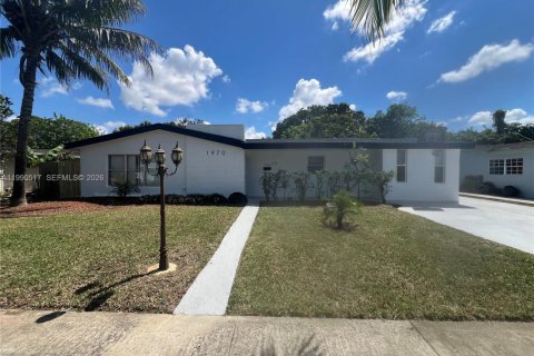 Casa en venta en Miami Gardens, Florida, 3 dormitorios, 188.87 m2 № 2055577 - foto 1