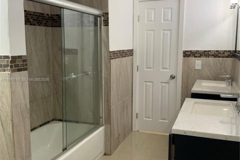 Casa en venta en Miami Gardens, Florida, 3 dormitorios, 188.87 m2 № 2055577 - foto 12