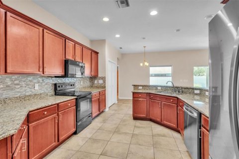 House in Lakeland, Florida 5 bedrooms, 265.33 sq.m. № 1804107 - photo 25