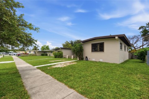 House in Cutler Bay, Florida 3 bedrooms, 134.52 sq.m. № 2083976 - photo 24