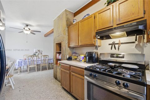 House in Cutler Bay, Florida 3 bedrooms, 134.52 sq.m. № 2083976 - photo 12