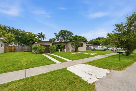 House in Cutler Bay, Florida 3 bedrooms, 134.52 sq.m. № 2083976 - photo 28