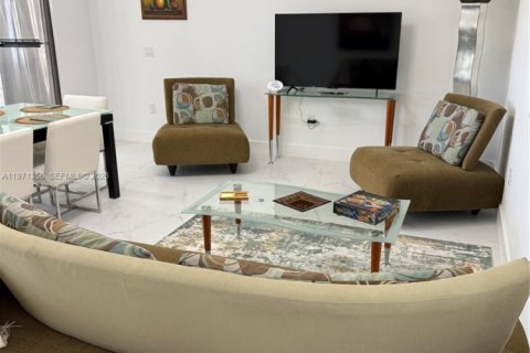 Снять в аренду виллу или дом в Пунта-Горда, Флорида 3 спальни, 111.48м2, № 2040363 - фото 3