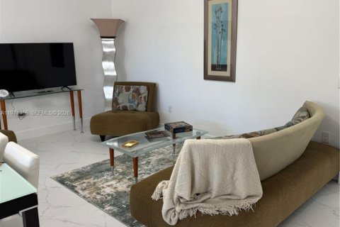 Снять в аренду виллу или дом в Пунта-Горда, Флорида 3 спальни, 111.48м2, № 2040363 - фото 4