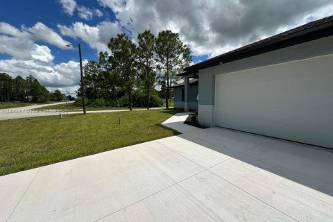 House in Lehigh Acres, Florida 3 bedrooms № 1944782 - photo 3