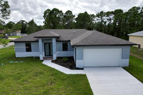 House in Lehigh Acres, Florida 3 bedrooms № 1944782 - photo 1
