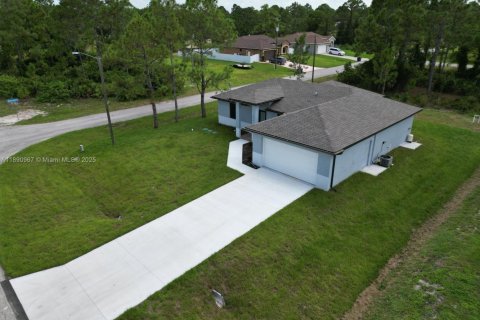 House in Lehigh Acres, Florida 3 bedrooms № 1944782 - photo 4