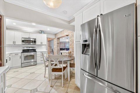 Villa ou maison à vendre à Hialeah, Floride: 4 chambres, 152.17 m2 № 1964927 - photo 14