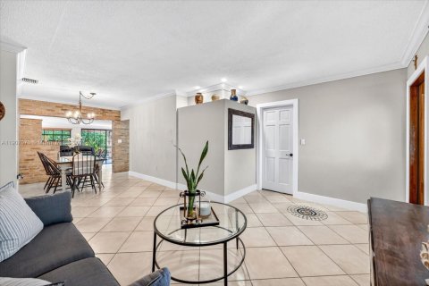 Villa ou maison à vendre à Hialeah, Floride: 4 chambres, 152.17 m2 № 1964927 - photo 4