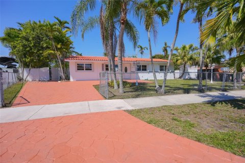 House in Miami, Florida 3 bedrooms, 115.38 sq.m. № 2057327 - photo 3