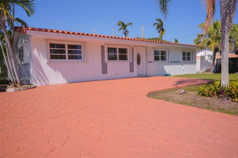 House in Miami, Florida 3 bedrooms, 115.38 sq.m. № 2057327 - photo 7