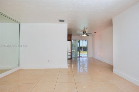 House in Miami, Florida 3 bedrooms, 115.38 sq.m. № 2057327 - photo 12