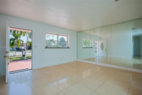 House in Miami, Florida 3 bedrooms, 115.38 sq.m. № 2057327 - photo 10