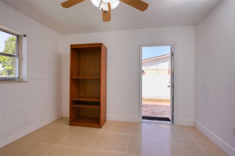 House in Miami, Florida 3 bedrooms, 115.38 sq.m. № 2057327 - photo 30