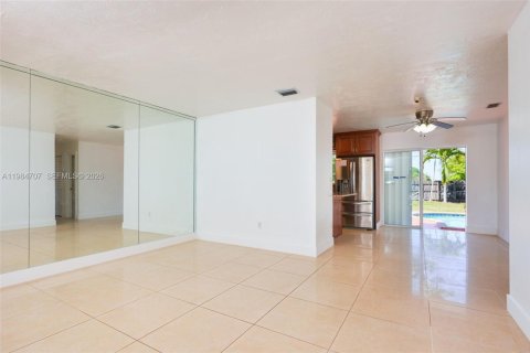 House in Miami, Florida 3 bedrooms, 115.38 sq.m. № 2057327 - photo 13