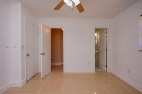 House in Miami, Florida 3 bedrooms, 115.38 sq.m. № 2057327 - photo 24