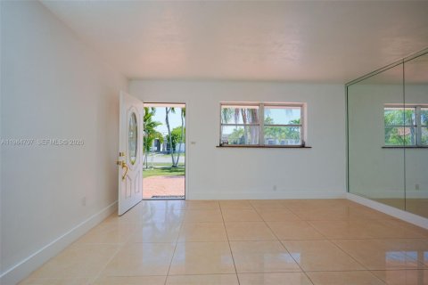 House in Miami, Florida 3 bedrooms, 115.38 sq.m. № 2057327 - photo 11