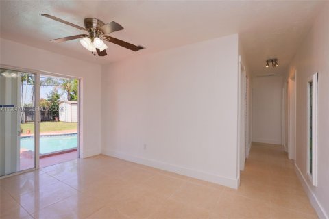 House in Miami, Florida 3 bedrooms, 115.38 sq.m. № 2057327 - photo 15