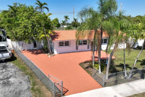House in Miami, Florida 3 bedrooms, 115.38 sq.m. № 2057327 - photo 5