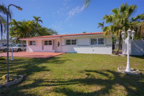 House in Miami, Florida 3 bedrooms, 115.38 sq.m. № 2057327