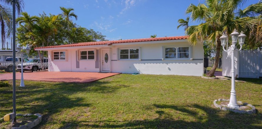 House in Miami, Florida 3 bedrooms, 115.38 sq.m. № 2057327