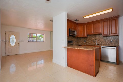 House in Miami, Florida 3 bedrooms, 115.38 sq.m. № 2057327 - photo 16