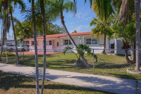 House in Miami, Florida 3 bedrooms, 115.38 sq.m. № 2057327 - photo 4