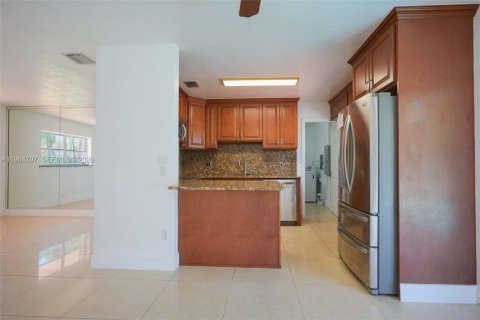 House in Miami, Florida 3 bedrooms, 115.38 sq.m. № 2057327 - photo 22